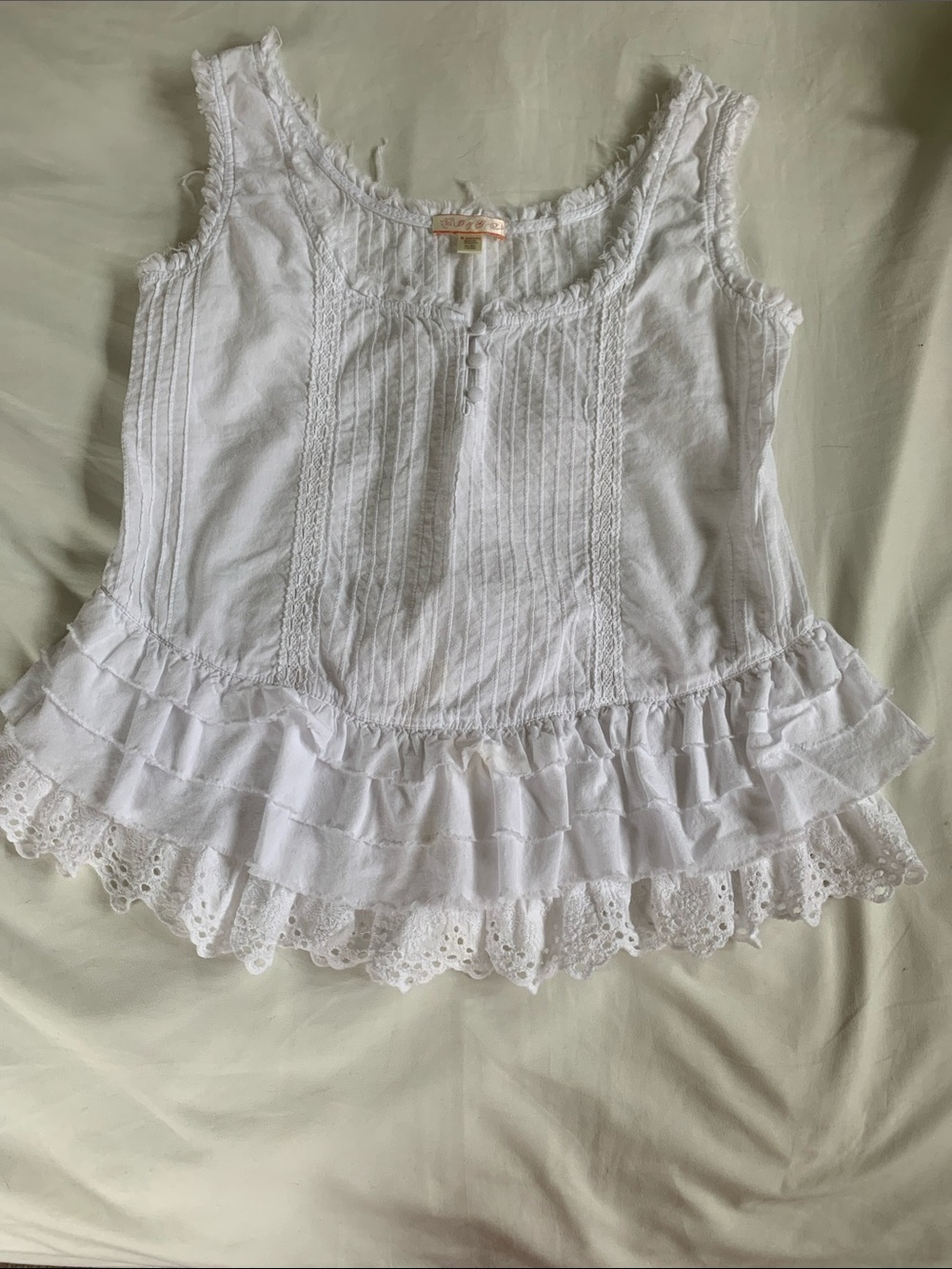 ✨ Beautiful Vintage Original & Glamour (O&G) White Ruffled Eyelet Tank Top! ✨